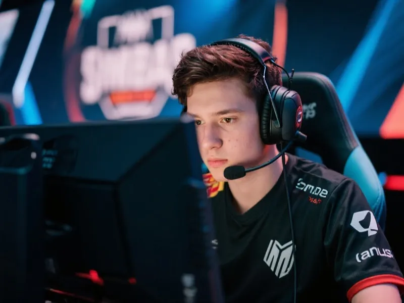 职业选手专注比赛